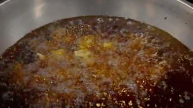 Pazarda satılmak üzere haşlanmış palmiye yağında balık köftesi..