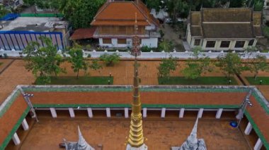 Wat Phra Borommathat Chaiya Worawihan, Tayland 'ın güneyindeki Surat Thani eyaletinin Chaiya ilçesinde antik bir tapınak. Drone görünümü