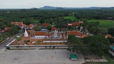Wat Phra Borommathat Chaiya Worawihan, Tayland 'ın güneyindeki Surat Thani eyaletinin Chaiya ilçesinde antik bir tapınak. Drone görünümü