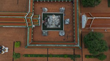 Wat Phra Borommathat Chaiya Worawihan, Tayland 'ın güneyindeki Surat Thani eyaletinin Chaiya ilçesinde antik bir tapınak. Drone görünümü