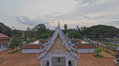 Wat Phra Borommathat Chaiya Worawihan, Tayland 'ın güneyindeki Surat Thani eyaletinin Chaiya ilçesinde antik bir tapınak. Drone görünümü