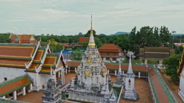 Wat Phra Borommathat Chaiya Worawihan, Tayland 'ın güneyindeki Surat Thani eyaletinin Chaiya ilçesinde antik bir tapınak. Drone görünümü
