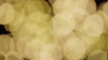 Noel ışıkları, parıldayan soyut altın sıcak halkalar dağıldı. Bulanık peri ışıkları. Odaklanma dışı tatil geçmişi. Xmas ağacından hafif bir bokeh. Yeni yıl teması, arkaplan 4k görüntüleri.