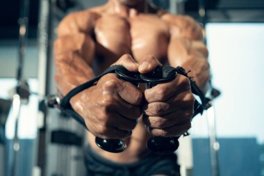 Sportif Asyalı adam spor salonunda kol ve omuz kasları için egzersiz yapıyor. Spor salonunda spor yapmak..