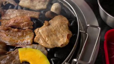Lokantada Kore Barbekü 'nde ızgara domuz ızgara ızgara ızgara. Geleneksel Kore usulü ızgara ızgarada domuz eti.
