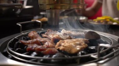 Lokantada Kore Barbekü 'nde ızgara domuz ızgara ızgara ızgara. Geleneksel Kore usulü ızgara ızgarada domuz eti.