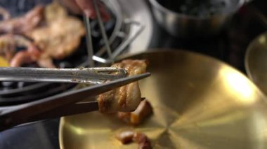 Lokantada Kore Barbekü 'nde ızgara domuz ızgara ızgara ızgara. Geleneksel Kore usulü ızgara ızgarada domuz eti.