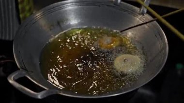 Kuih Cucur Badak, sıcak yağ tenceresinde geleneksel bir Malezya lezzeti..