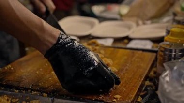 Şef gece pazarında kızarmış kalamar servis ediyor. Sokak yemeği..
