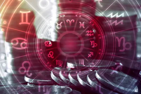 Astroloji, yıldız falı ve iş konsepti. Koyu arkaplan üzerinde burç işaretleri olan madeni paraları üst üste yerleştir.