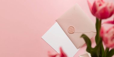 Yukarıdan hediye çekimleri. Yumuşak pembe renk, kopyalama alanı olan büyük afiş..