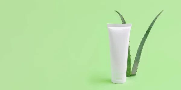 Arkaplanda aloe vera bulunan boş kozmetik tüpü. Organik kozmetik konsepti, büyük afiş..