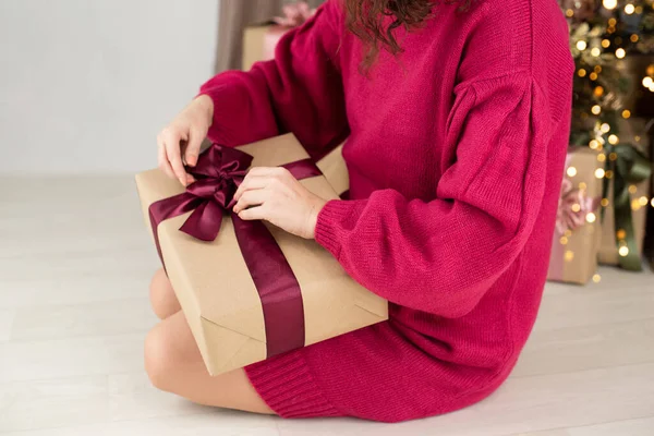 Anonimowa Kobieta Trzyma Pudełko Prezentów Rękach Świąteczny Pomysł — Zdjęcie stockowe
