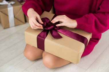 Elinde hediye kutusu tutan isimsiz bir kadın, neşeli bir konsept..