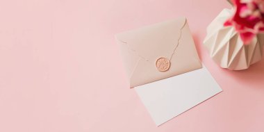 Yukarıdan hediye çekimleri. Yumuşak pembe renk, kopyalama alanı olan büyük afiş..