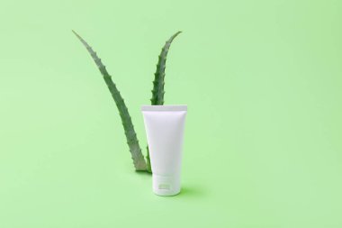 Arkaplanda aloe vera olan boş kozmetik tüpü. Organik kozmetik konsept..