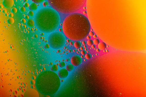 Makroaufnahme Der Öltropfen Auf Der Wasseroberfläche Kosmische Kreise Sehen Aus — Stockfoto