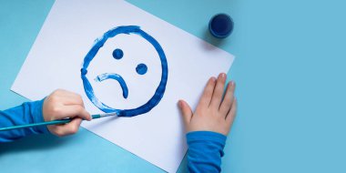 Üzücü yüzün en üst görüntüsü. Mavi pazartesi ve ruh sağlığı konsepti. Negatif alanlı büyük pankart.