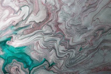 Zarif mermer metalik gümüş arka plan, sıvı tırnak cilasından yapılmış. Dokulu yüzey, sürüngen derisi gibi görünüyor. Kozmetik arka plan kadar iyi..