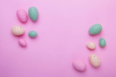 Pembe arka planda çok renkli yumurtaların çerçevesi, Paskalya konsepti.