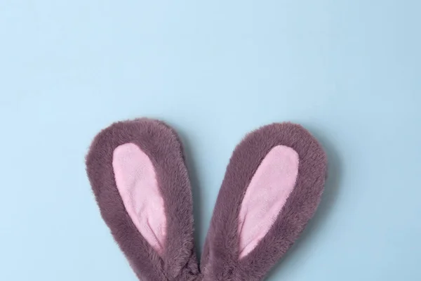 Top View Fluffy Bunny Rabbit Ears Blue Background Easter Minimal — Foto de Stock