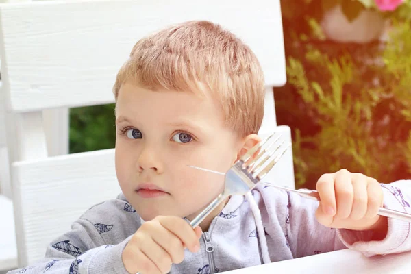 Barnet Visar Att Han Vill Äta Grabben Håller Gaffel Och — Stockfoto