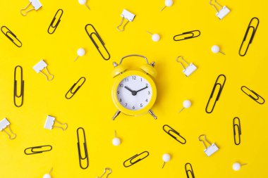 Siyah beyaz kırtasiyeli sarı oktav manzarası. Okul konseptine geri dönelim..