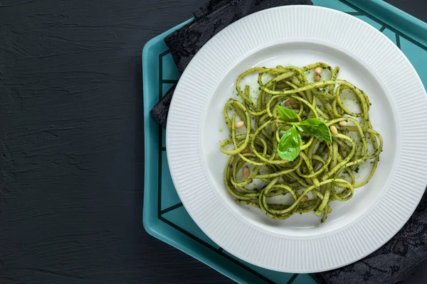 Spagetti Makarna Ile Pesto Sosu Fesleğen Çam Fıstığı Parmesan Üstten Telifsiz Stok Fotoğraflar