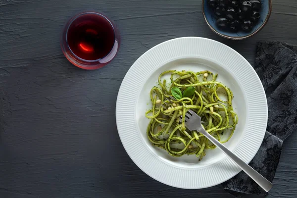 Spagetti Makarna Ile Pesto Sosu Fesleğen Çam Fıstığı Parmesan Üstten - Stok İmaj