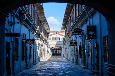 Bükreş, Romanya, 2 Ocak 2022: Güneşli bir kış gününde tarihi merkezde, Lipscani Caddesi 'nde (Strada Lipscani) küçük dükkanları ve sanat galerisi bulunan Hanul cu tei eski binası