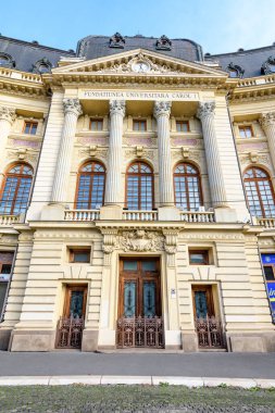 Bükreş, Romanya, 2 Ocak 2022: Merkez Üniversite Kütüphanesi (Biblioteca Centrala Universitara) ve Kral I. Carol 'un Viktoriei Bulvarı' ndaki Revolutiei Meydanı 'ndaki anıtı (Calea Victoriei)