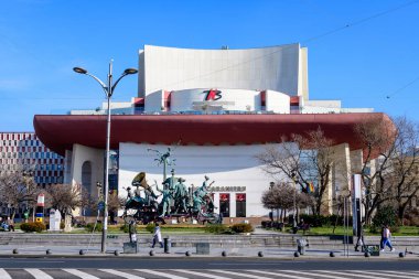 Bükreş, Romanya, 2 Ocak 2022: Güneşli bir kış gününde şehir merkezinde bulunan Üniversite Meydanı (Piata Universitatii) yakınlarındaki Ulusal Tiyatro (Teatrul National)