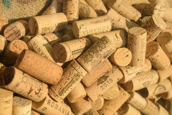 Bükreş, Romanya, 2 Ocak 2022: Romanya 'nın çeşitli şarap mantarlarından bir kase dolusu kullanılmış şarap