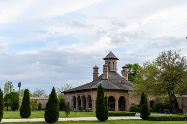 Romanya 'nın Bükreş kentine yakın bir bahar günü, göl ve park yakınlarındaki Mogosoaia Sarayı' nda (Palatul Mogosoaia) eski bir tarihi eser.