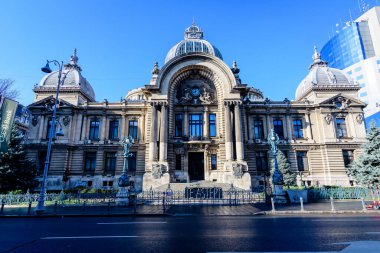 Bükreş, Romanya, 2 Ocak 2022: Romanya 'nın tarihi merkezinde, güneşli bir kış gününde, Calea Victoriei' deki Cec Palace 'ın (Victoriei Bulvarı) güzel cephesi