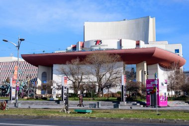 Bükreş, Romanya, 2 Ocak 2022: Güneşli bir kış gününde şehir merkezinde bulunan Üniversite Meydanı (Piata Universitatii) yakınlarındaki Ulusal Tiyatro (Teatrul National)