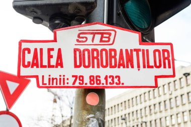 Romanya 'nın Bükreş kentinin eski şehir merkezinde açık mavi gökyüzü ile güneşli bir günde Calea Dorobantilor (Dorobantilor Bulvarı) otobüs durağı tabelası sergilendi