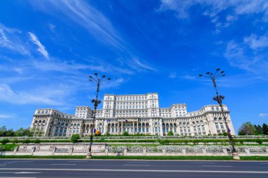 Romanya 'nın Bükreş kentindeki Constitutiei Meydanı' ndaki Parlamento Sarayı (Casa Popoprului) da güneşli bir bahar gününde
