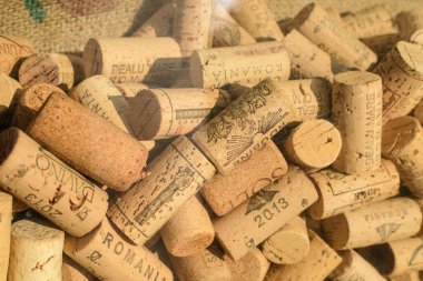 Bükreş, Romanya, 2 Ocak 2022: Romanya 'nın çeşitli şarap mantarlarından bir kase dolusu kullanılmış şarap