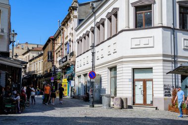 Bükreş, Romanya - 5 Haziran 2021: Güneşli bir yaz gününde tarihi merkezdeki eski binalar