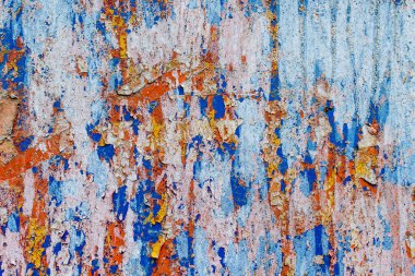 Eski ve paslanmış Whit 'in minimalist desenli arka planı, metalik yüzeyde mavi, kahverengi ve turuncu renkte, kentsel bir ortamda doğrudan güneş ışığı altında