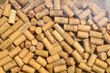 Bükreş, Romanya, 2 Ocak 2022: Romanya 'nın çeşitli şarap mantarlarından bir kase dolusu kullanılmış şarap