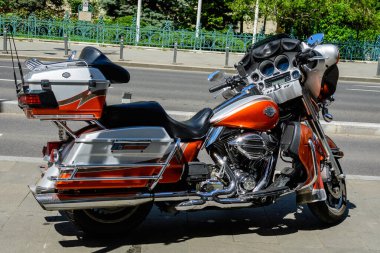 Bükreş, Romanya - 6 Mayıs 2021: Harley Davidson klasik motosikleti güneşli bir bahar gününde sokağa park etti