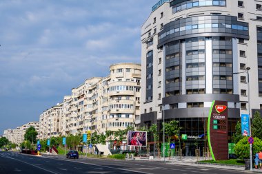 Bükreş, Romanya - 6 Haziran 2021: Güneşli bir yaz gününde Piata Muncii Meydanı 'na (Muncii Meydanı) yakın Bulevardul Decebal yakınlarında apartman blokları