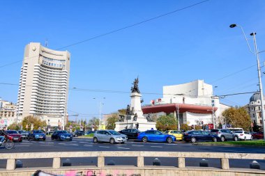 Bükreş, Romanya, 6 Kasım 2021: Güneşli bir sonbahar gününde kent merkezinde bulunan Üniversite Meydanı (Piata Universitatii) yakınlarındaki Heykel, Ulusal Tiyatro (Teatrul National) ve Kıtalararası Otel