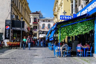 Bükreş, Romanya - 5 Haziran 2021: Güneşli bir yaz gününde tarihi merkezdeki eski binalar