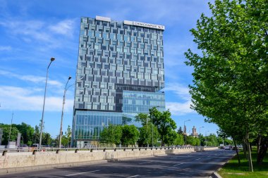 Bükreş, Romanya - 15 Mayıs 2021: Güneşli bir bahar gününde merkez ve Chimcomplex ofisleri bulunan Piata Presei 'deki Şehir Kapısı Kulelerinin Güney Kulesi (Basın Meydanı)