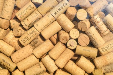 Bükreş, Romanya, 2 Ocak 2022: Romanya 'nın çeşitli şarap mantarlarından bir kase dolusu kullanılmış şarap