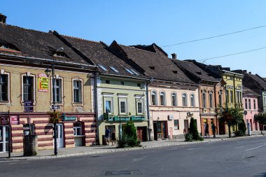 Sighisoara, Romanya, 13 Temmuz 2021: Güneşli bir yaz gününde Transilvanya 'nın Sighisoara Kalesi' nin tarihi merkezinde eski renkli evler