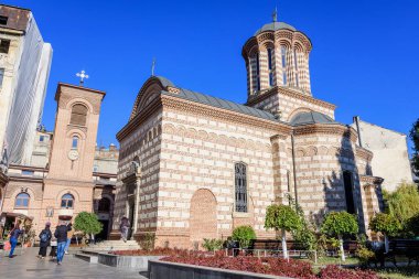 Bükreş, Romanya, 20 Kasım 2021: Güneşli bir sonbahar gününde Curtea Veche (Eski Mahkeme) yakınlarındaki Buna Vestire St Anton Kilisesi 'nin (Biserica Buna Vestire Sf Anton) ana tarihi binası